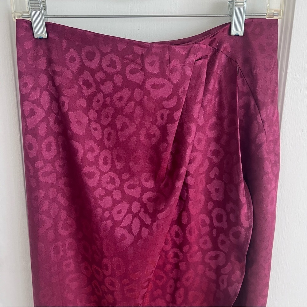 Lulu’s Small Burgundy Leopard Print Tulip Hem Trendy Satin Midi Skirt​​​​​ - Picture 5 of 8